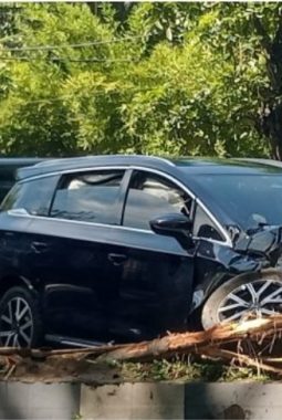 DIDUGA,MENGANTUK MOBIL LISTRIK BYD RINGSEK TABRAK* TROTOAR DI STABAT.